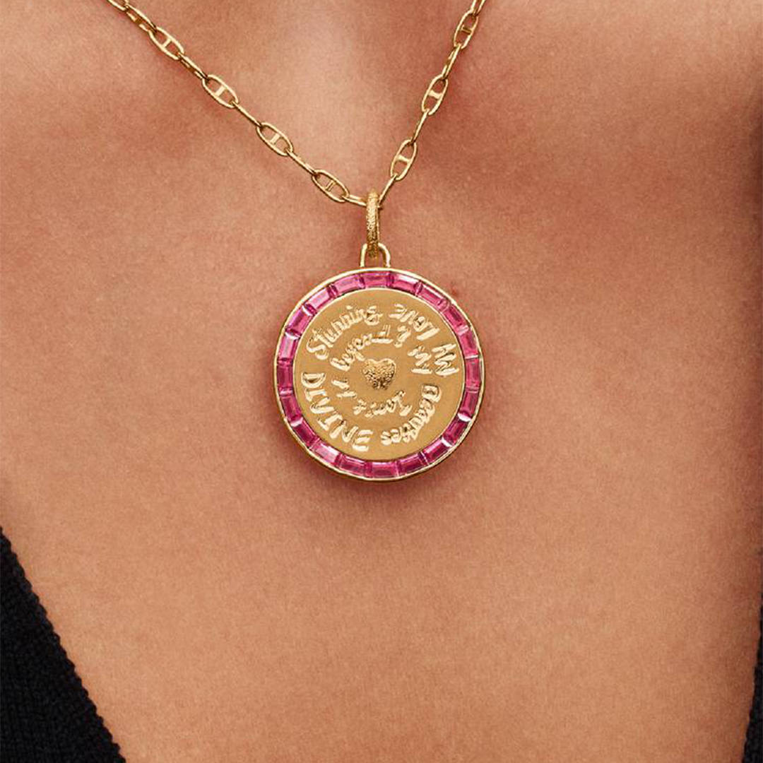 Charm Colgante Medallón Grande Dorado Corazón Amor Y Piedras Rosas